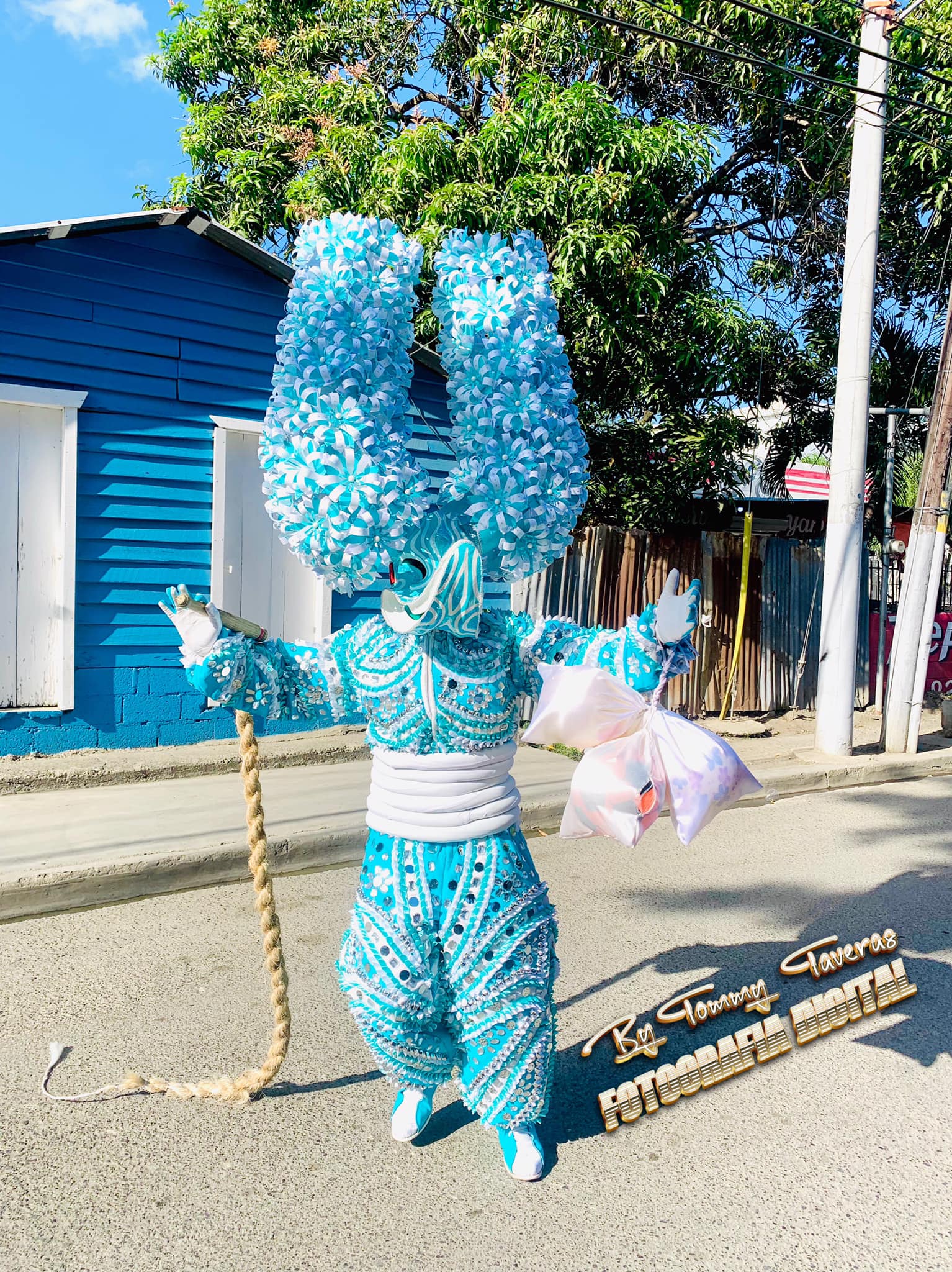 Vibrante Alegría en el Carnaval de Villa González: Donde la Magia de los Coloridos Trajes Encanta a Todos