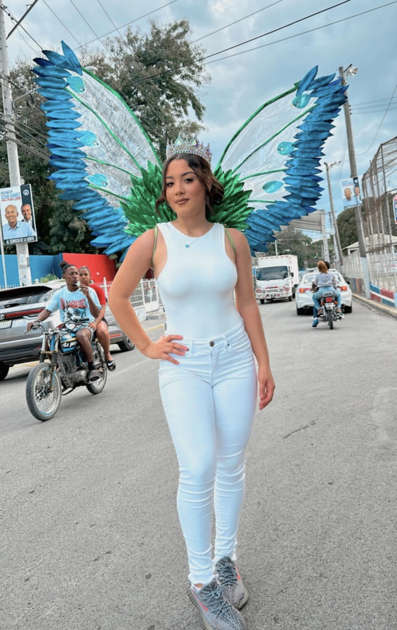 Explorando la Magia del Carnaval en Villa González: Caravana con la Reina Jazleen Gómez 2024 🔥📸🎉