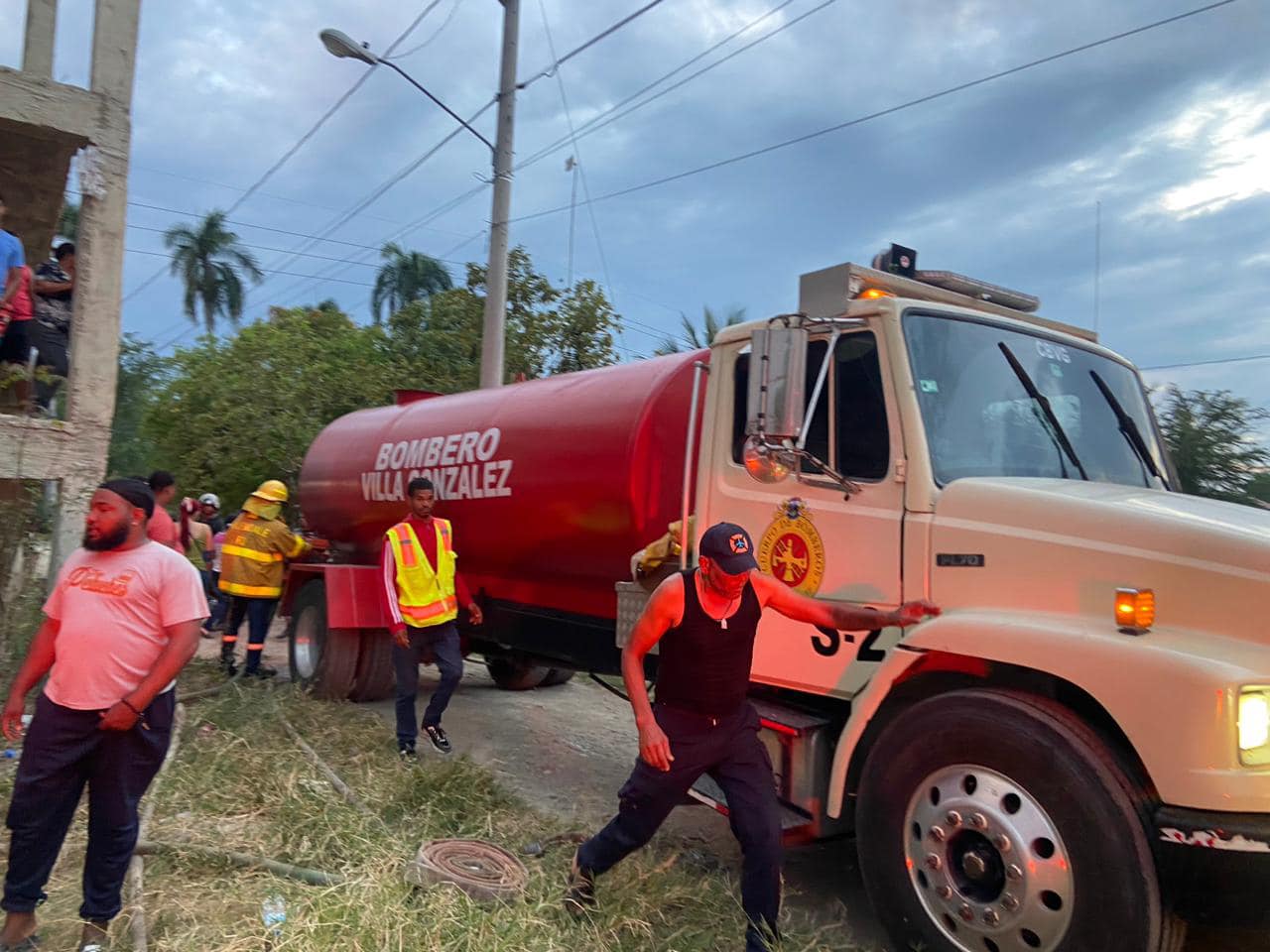 Bomberos en Acción: Incendio Devasta Dos Viviendas en Palmarejo, Tonti Estrella